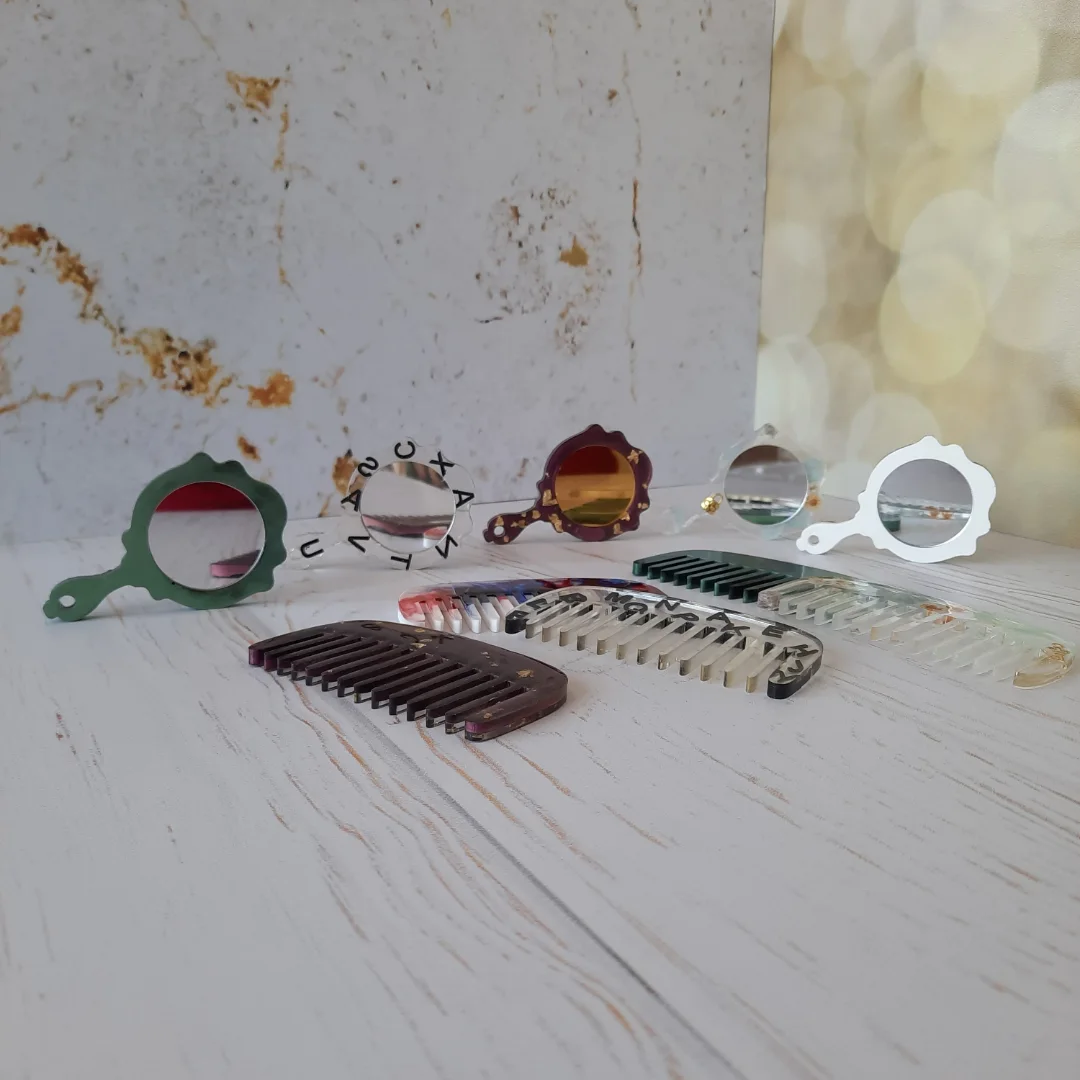 شانه و آینه جیبی